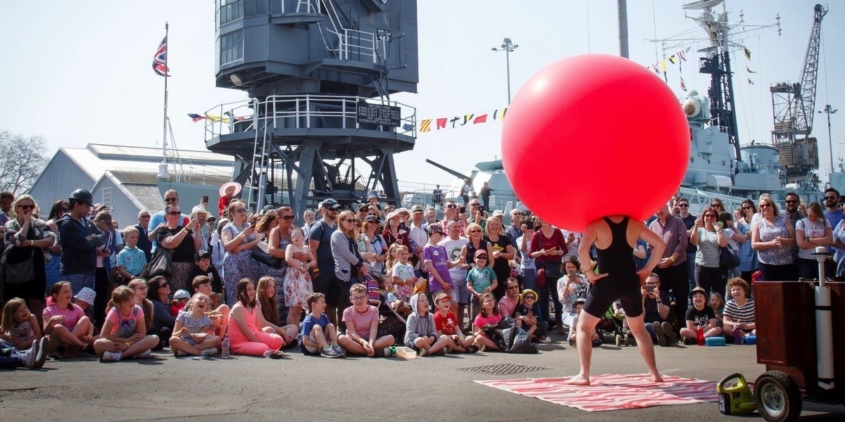 Giant balloon show (1)
